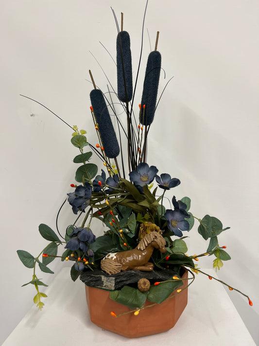 Fleurs dans les teintes de bleu avec pot en terre cuite et un cheval 2016